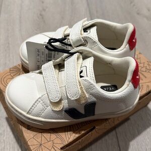 NEW Veja toddler 8.5 White Sneakers with Red Heel Tab and Navy V